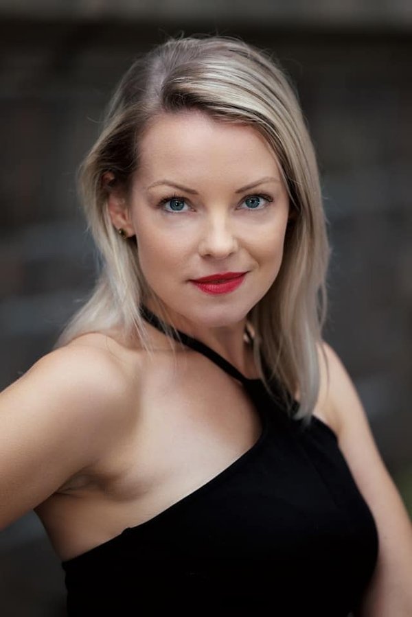 Comment coordonner des gants de soirée avec une robe à manches courtes?