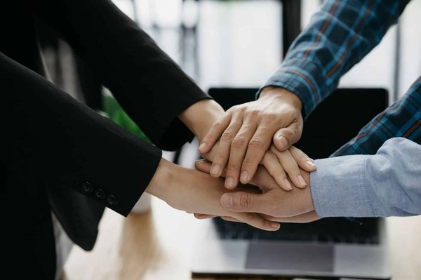 Quelle est la meilleure manière de coordonner des chaussures vernies avec un pantalon de smoking pour une réception?