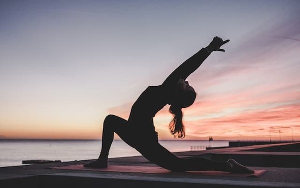 Quels sont les bienfaits du yoga Kundalini pour les femmes en période de ménopause?