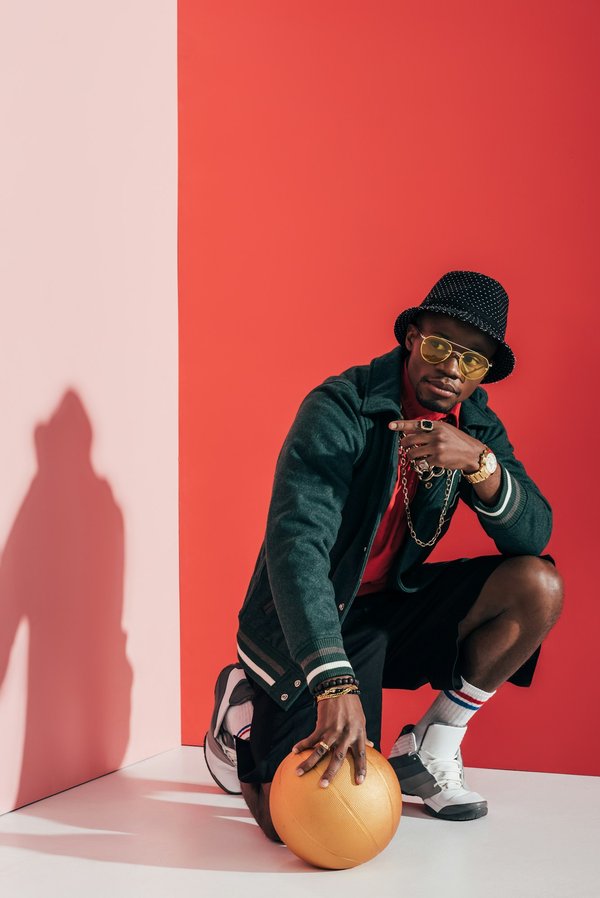 Bijoux homme tendances : les pièces à ne pas manquer cette saison